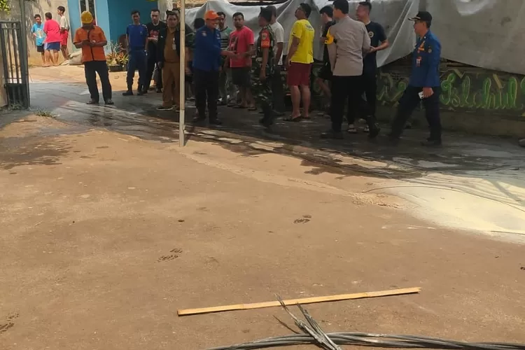 Stakeholder Ratu Jaya berkumpul setelah kebakaran kabel listrik di Masjid Babussalam. (Gabriel Omar Batistuta)