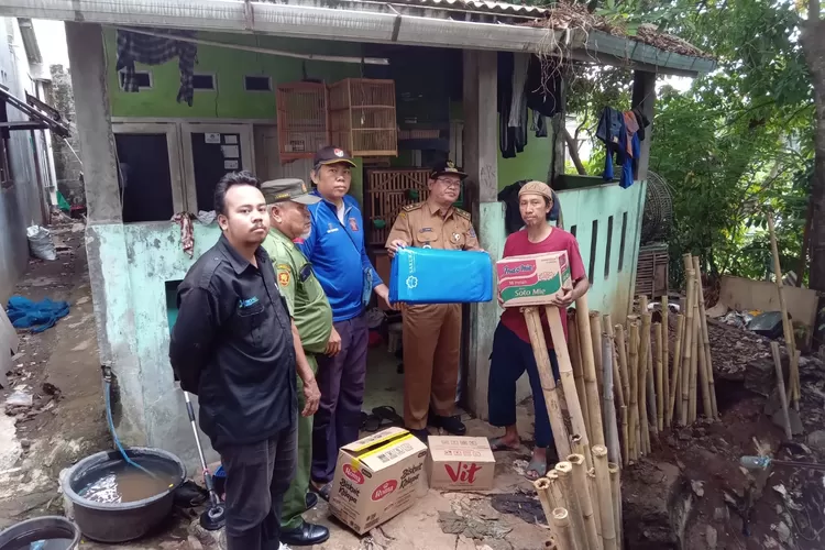 Lurah Jatijajar, Mujahidin meninjau lokasi tanah longsor yang berada di Kelurahan Jatijajar, Kecamatan Tapos. (Andika Eka )
