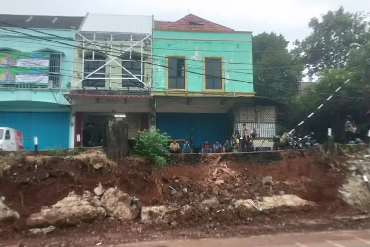 Bekas longsoran tanah yang terjadi di pinggir Jalan Tole Iskandar, tepatnya di depan perumahan Mutiara Depok, Kecamatan Sukmajaya, akibat hujan lebat, Sabtu (4/11) malam. (ANDIKA EKA/RADAR DEPOK)