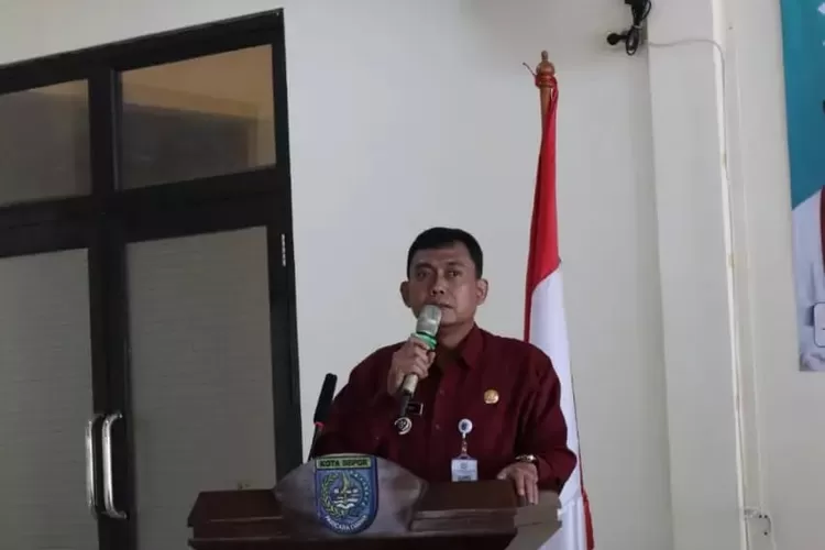Camat Sukmajaya Wiyana sedang menyampaikan himbauan tentang cuaca ekstrim. (Gabriel Omar Batistuta)