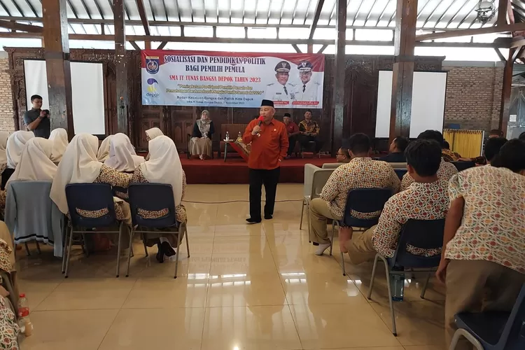 Bakesbangpol Kota Depok memberikan Sosialisasi Pendidikan Politik bagi pemilih pemula di SMA IT Tunas Bangsa, Kelurahan Kalimulya, Kecamatan Cilodong. (Andika Eka )