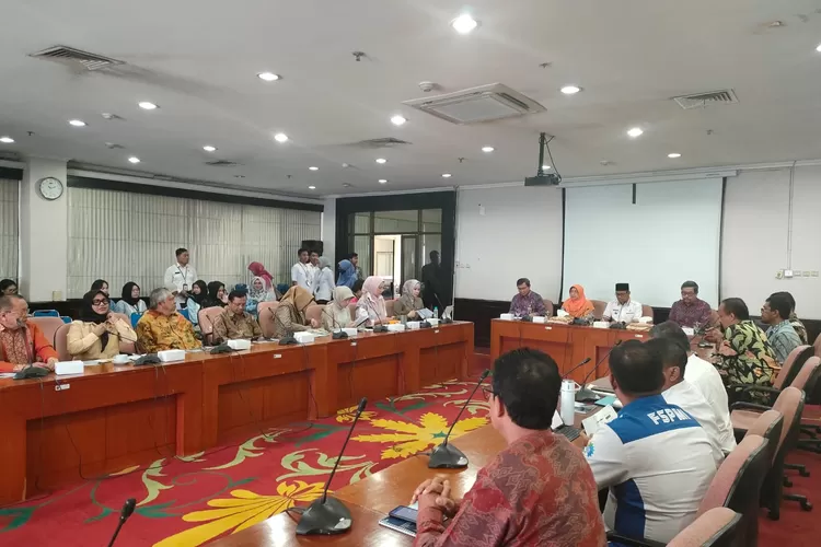 Komisi IX DPRI Melakukan Kunjungan Kerja Spesifik Ke Kota Depok untuk menjalankan fungsi pengawasan di bidang ketenagakerjaan yaitu terkait Efektivitas Upah Minimum Regional Terhadap Pekerja bertempat di Kantor Walikota Depok, Rabu  (Indra )