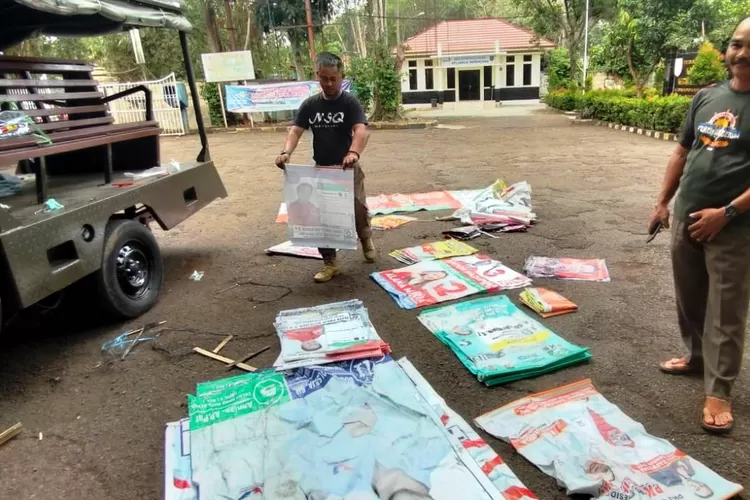 HABIS DIBABAT : Anggota Bantuan Kendali Operasi (BKO) Satpol PP di wilayah Kecamatan Limo, sudah mulai mencopot ratusan APS Caleg di ruas Jalan Raya Krukut, Rabu 15 November 2023. (FAHMI/RADAR DEPOK)