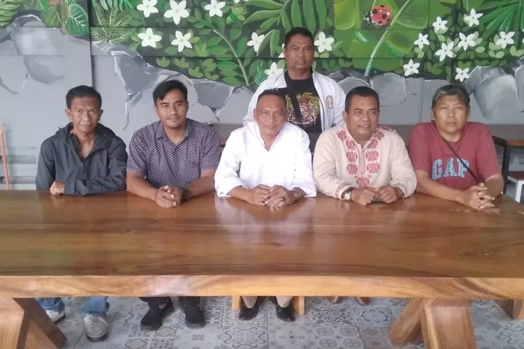 Foto bersama anggota pokmas Kelururahan Jatijajar, Kecamatan Tapos saat melakukan ekpos pekerjaan di Jposs Cafe. (Andika Eka )