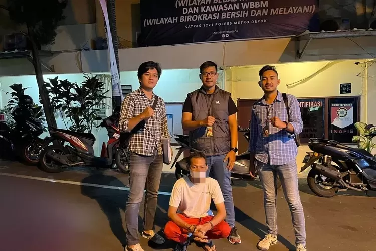 TANGKAP : HL, pelaku pencabulan terhadap dua anak tiri berinisial M (16) dan E (14) saat dibekuk aparat kepolisian. (DOK. RADAR DEPOK)