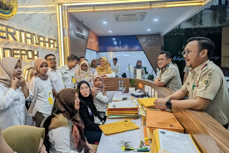 Kepala BPN Kota Depok, Indra Gunawan didampingi Kasi Survei dan Pemetaan BPN Kota Depok, Yoga Munawar saat berdialog dengan petugas pelayanan. (BPN KOTA DEPOK)