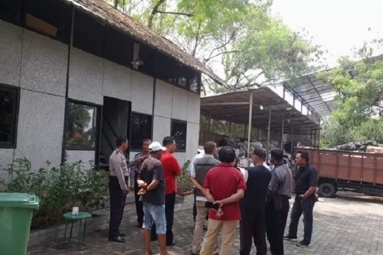 Aparatur Kecamatan Tapos melakukan sidak kepada perusahaan yang mendapatkan penolakan oleh warga, di RT2/5 Kelurahan Sukatani, Kecamatan Tapos (Andika Eka )