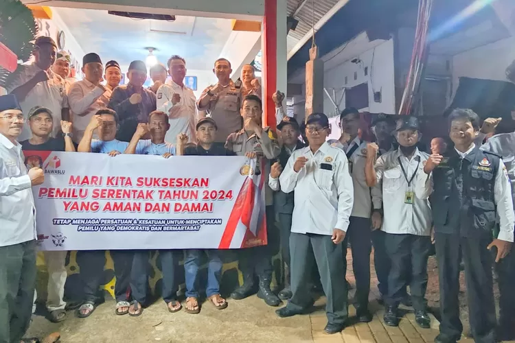 Foto bersama tim penilai dengan stakeholder RW6 Ratujaya, setelah menilai penilaian lomba Pos Satkamling, tingkat Polres Metro Depok (Andika Eka )