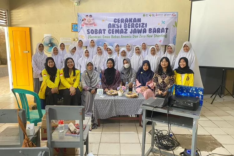 Petugas UPT Puskesmas Ratujaya foto bersama siswi SMA Mawaddah (Gabriel Omar Batistuta )