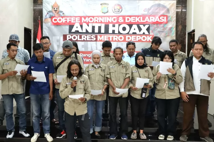 Sekretaris IJTI Pokja Wartawan Depok, Zahrul Darmawan, memimpin anggotanya untuk membacakan deklarasi Anti Hoaks, di Polres Metro Depok, Kamis (9/11). (IJTI Depok)