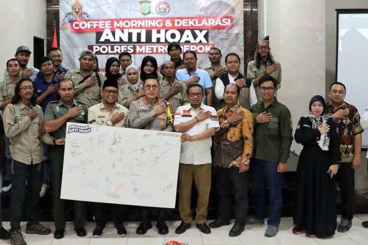 Polres Metro Depok menghelat acara deklarasi Anti Hoaks di Aula Atmani Adhi Wedhana, Polres Metro Depok, Kamis (9/11). Kegiatan ini bentuk persiapan menghadapi Pemilu 2024. Kegiatan dihadiri Kapolres Metro Depok Kombes Ahmad Fuady, Wakil Walikota Depok Imam Budi Hartono (IJTI Depok)