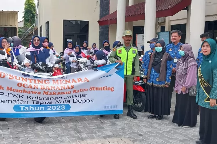 Aparatur Kelurahan Jatijajar secara resmi melepas kader Ojek Cantik Membawa Makanan Balita Stunting atau Ocan Bananas di kantor Kelurahan Jatijajar, Kecamatan Tapos, pada Jumat (10/11). Lurah Jatijajar, Mujahidin menjelaskan, adanya peran Ocan Bananas diharapan agar semakin menurunnya jumlah anak st (Andika Eka )