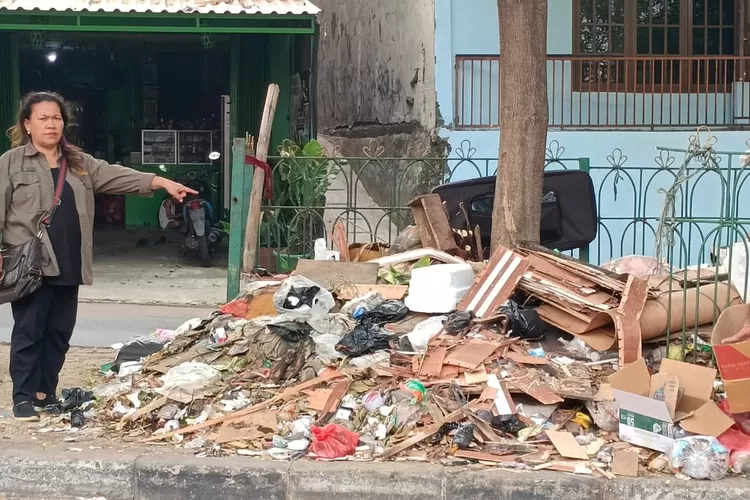 Sekretaris JBN, Friska Panjaitan saat melakukan investigasi persoalan timbunan sampah di Jalan Raya Proklamasi, Kecamatan Sukmajaya, beberapa waktu lalu. (GERARD SOEHARLY/RADAR DEPOK)
