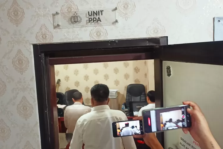 Wakasat Reskrim Polres Metro Depok, AKP Simaremare saat memeriksa terhadap terduga pelaku ibu jual anak kepada WNA asal Arab.  (DOK. POLRES METRO DEPOK)