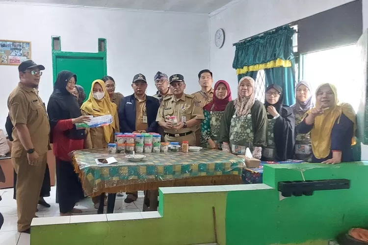 Aparatur Kelurahan Ratujaya, Kecamatan Cipayung, kembali menggelar Ojek Cantik Bawa Nasi untuk Anak Stunting (Ocan Bananas) hari keempat, Senin (13/11).  (Radar Depok)