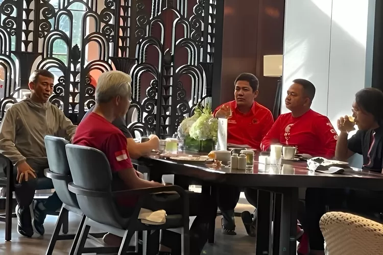 Capres Ganjar Pranowo sedang berdiskusi dengan kader PDI Perjuangan.