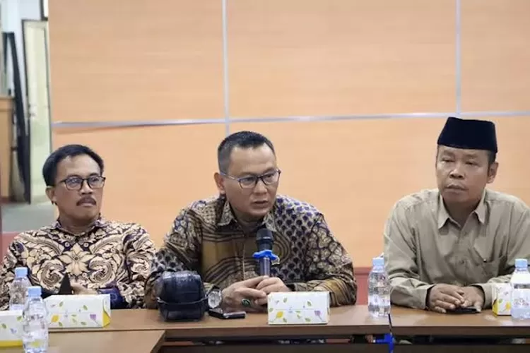 Ketua Komisi A DPRD Kota Depok, Hamzah (tengah)