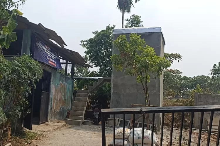 TPSAT di RW20, Kelurahan Cilangkap, Kecamatan Tapos dengan dengan menggunkan metode inseminator. (ANDIKA EKA/RADAR DEPOK)