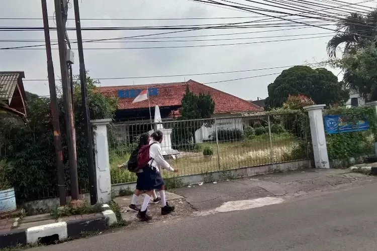 Sejumlah pelajar ketika melintas di depan RS Harapan Depok, Jalan Pemuda, Kelurahan Depok, Kecamatan Pancoranmas yang tampak terbengkalai, beberapa waktu lalu (Gerard)