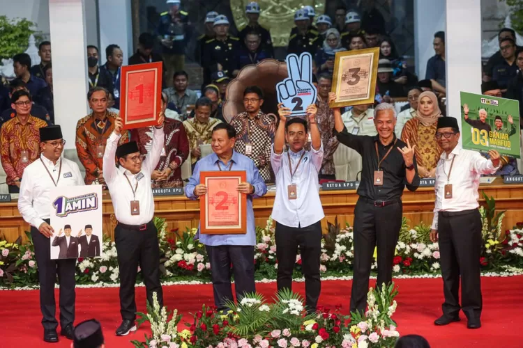 RESMI : Ketiga pasangan calon Presiden dan Calon Wakil Presiden saat menunjukan nomor urut usai melakukan pengundian di Gedung KPU RI, Selasa (14/11/2023).  (MIFTAHULHAYAT/JAWAPOS)