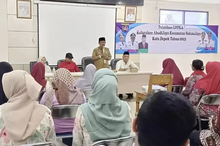 Lurah Abadijaya, Sodik Murdiono, memberi sambutan pada kegiatan UPPKA
