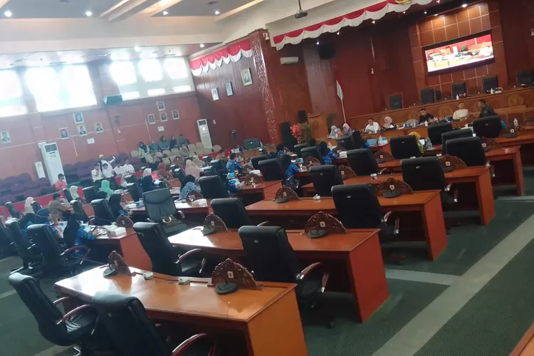 Komisi D DPRD Kota Depok melakukan RDP bersama Dinkes Kota Depok di Ruang Paripurna DPRD Kota Depok, kawasan GDC, Jumat (17/11). (GERARD SOEHARLY/RADAR DEPOK)