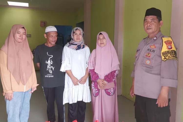 Bhabinkamtibmas Kelurahan Cilangkap, Aiptu Arif memberikan 200 paket roto kepada yayasan yatim piatu Bina Madiri, Kelurahan Cilangkap, Kecamatan Tapos. (Andika Eka )