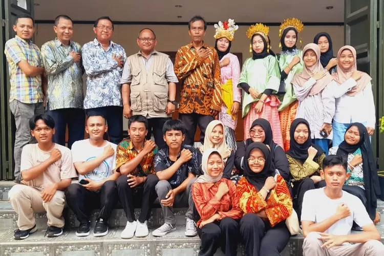 Pelantikan Ketua RW8, Kelurahan Curug, Kecamatan Cimanggis di Posyandu Matahari 3, Minggu  (Andika Eka )