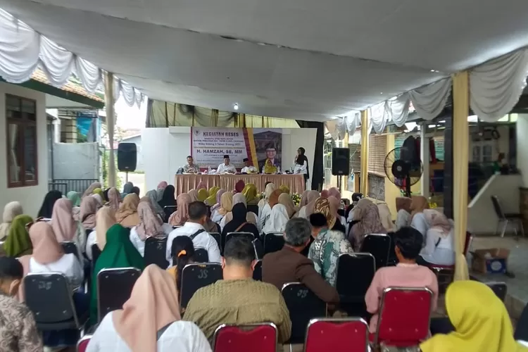 Kegiatan reses Ketua Komisi A DPRD Kota Depok, Hamzah di wilayah RT3/2 Kelurahan Kalibaru, Kecamatan Cilodong, Masa Sidang III Tahun sidang 2023. (ANDIKA EKA/RADAR DEPOK)