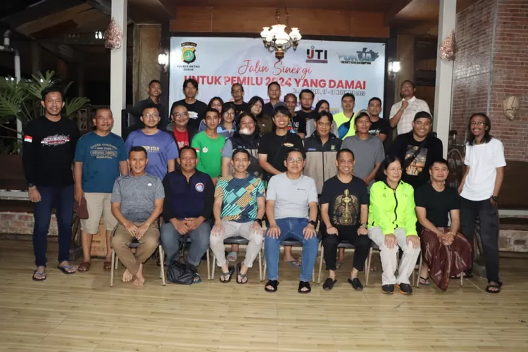 Sinergi IJTI &ndash; Pokja Wartawan Depok dengan pejabat Polres Metro Depok, saat melakukan touring sepeda motor, ke Cigombong, Bogor, Jumat (17/11).  (Polres Metro Depok)