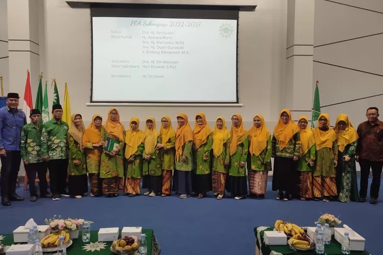 Foto bersama dalam prosesi pengukuhan Pimpinan Muhammadiyah dan Aisyiyah Sukmajaya (Andika Eka )
