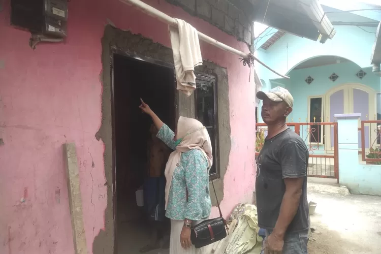 Kasi Ekbang Kelurahan Cisalak monitoring kepada rumah yang menerima RTLH (Gabriel Batistuta)