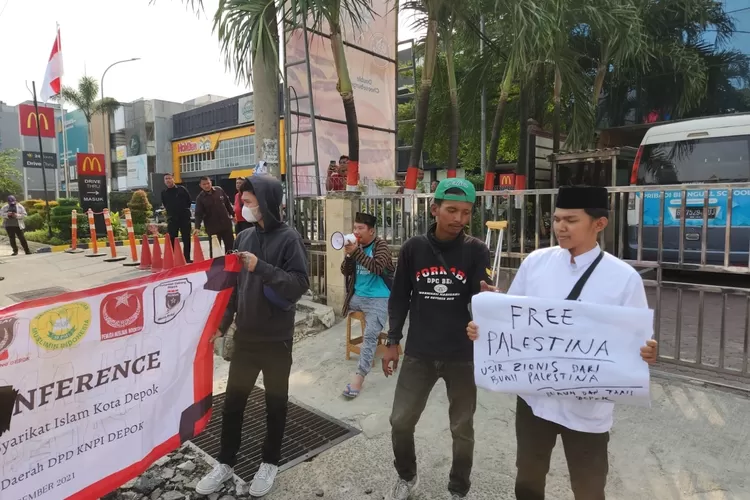 Belasan aksi massa yang tergabung dalam Perisai Kota Depok dan STD saat melakukan aksi unjuk rasa di depan McDonald's Margonda Depok, Minggu (22/10). (Perisai Kota Depok for Radar Depok)