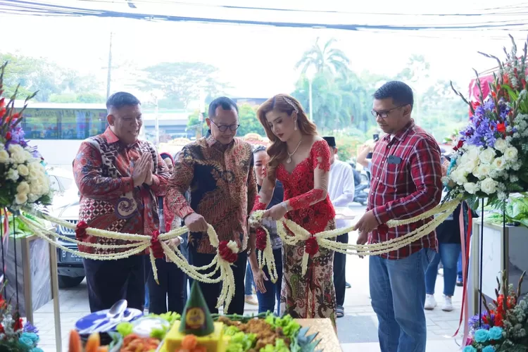 Pemilik Waroeng Seafood Mas BR, Indah Alex, meresmikan gerai ketiga di Cibubur