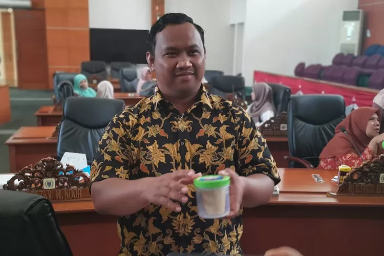 Salah satu vendor penyedia pemberian makanan tambahan (PMT) Kota Depok , saat ikut rapat dengar pendapat dengan DPRD Depok. (IRFAN/RADAR DEPOK)