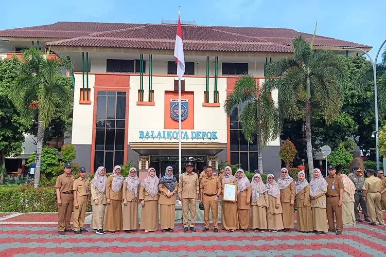 Foto bersama usai penyerahan Sertifikat Akreditasi kepada  RSUD ASA di Lapangan Apel Balai Kota Depok (Andika Eka )