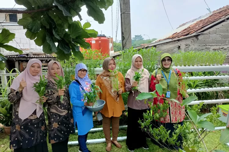 Lurah Cisalak dan Stakeholder Cisalak melakukan monitoring dan ikut membantu Poktan dalam kegiatan P2L dan RPL (Gabriel Omar Batistuta)