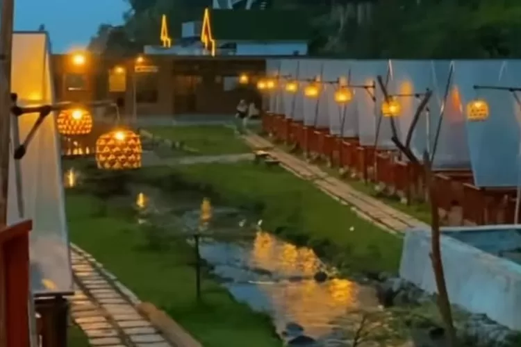 Minicamp Ecopark Curug Tilu dengan view tepi sungai dan kebun teh, Bandung (Tangkapan layar Instagram @ecoparkcurugtilu_official)