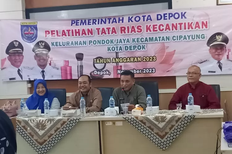 Lurah Pondok Jaya bersama Stakeholder Pondok Jaya melakukan pelatihan tata rias pada warga Kelurahan Pondok Jaya (Andika Eka )