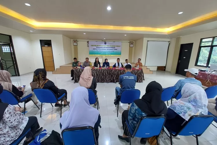 Kegiatan Pengkaijian Partisipatif Pemicuan Sanitasi Total Berbasis Masyatakat (STBM) di aula Kelurahan Leuwinanggung, Kecamatan Tapos, Kamis (23/11). (Andika Eka )