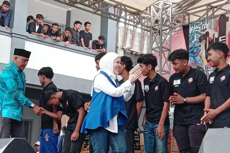 PENDIDIKANPENTING : Anggota DPR RI, Intan Fauzi (hijab putih) bersama Anggota DPRD Jawa Barat, Hasbullah Rahmad (peci hitam) ketika menyapa murid YPS, di Sekolah Tunas Bangsa, Jalan Abdul Gani, Kecamatan Cilodong, Kamis (23/11/2023).  (ARNETKELMANUTU/RADARDEPOK)