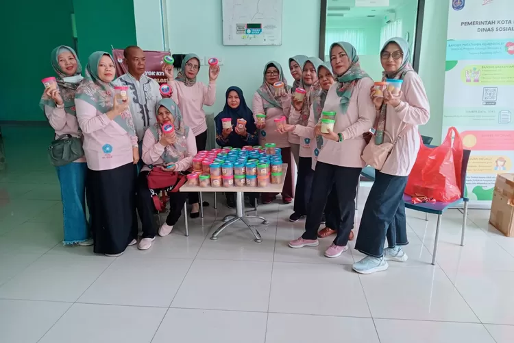 Lurah Cisalak (tengah) berfoto bersama Ocan Bananas sebelum mengantarkan PMT (Gabriel Omar Batistuta)