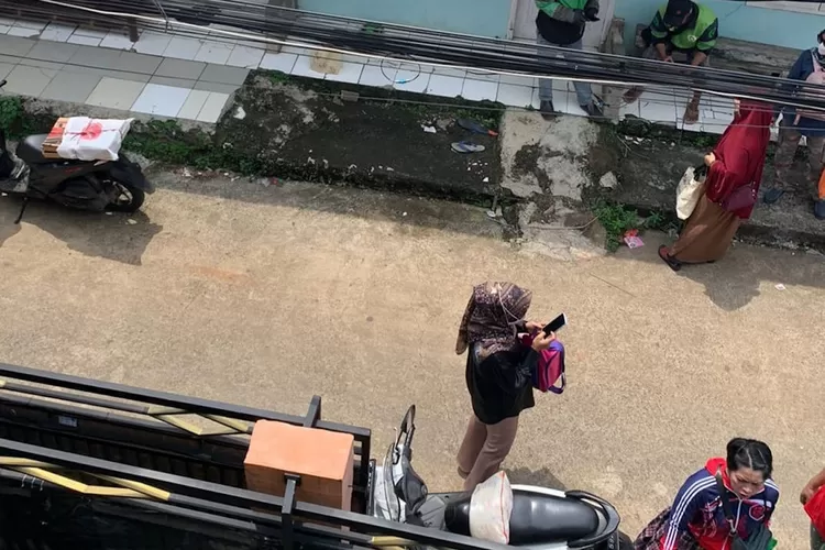 Sejumlah Ojol yang mengantarkan orderan fiktik kepada AS, di RT4/3, Kelurahan Pabuaran Mekar, Kecamatan Cibinong