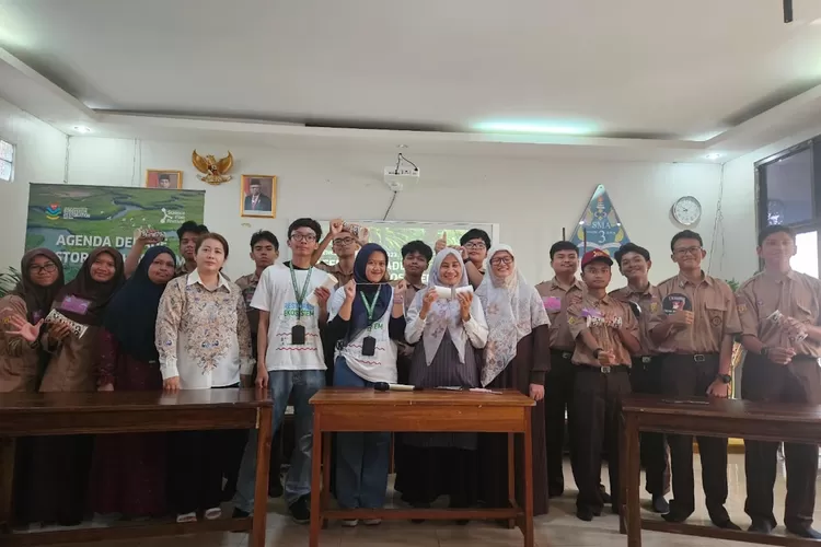 Siswa siswi SMAN 3 Depok menonton film bertemakan Agenda Dekade Restorasi Ekosistem Dari PBB di Gedung Aula SMAN 3 Depok, Rabu (22/11). (Radar Depok)
