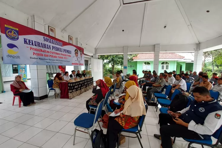 Sosialisasi Kelurahan Pemilu yang yang dilaksanakan oleh  Badan Kesatuan Bangsa dan Politik (Kesbangpol) Kota Depok, di aula Kelurahan Tapos (Andika Eka )