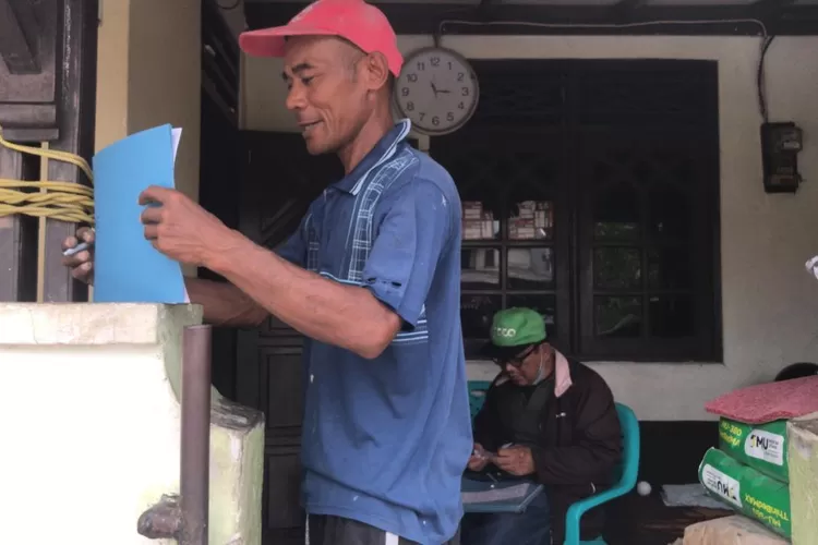 Pekerja sedang bekerja merapihkan RTLH  (Gabriel Omar Batistuta)