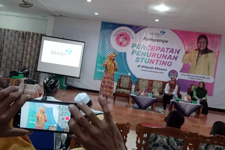 Anggota Komisi IX DPR RI, Wenny Haryanto ketika memberikan sambutan dalam Program Percepatan Penurunan Stunting bersama BKKBN Jawa Barat dan DP3AP2KB Kota Depok, di Gedung MUI, Kecamatan Pancoran Mas, Kota Depok, Jumat (24/11/2023) (ARNETKELMANUTU/RADARDEPOK)