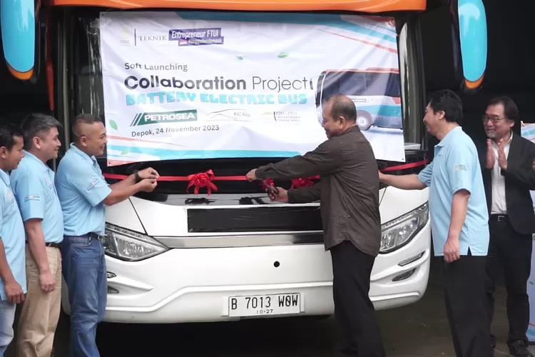 Prosesi gunting pita oleh Prof. Feri Yusifar, Sahala, Adhitya, pada peresmian bus konversi di Hanggar I-Cell, Fakuktas Tekhnik UI, Jumat (24/11).