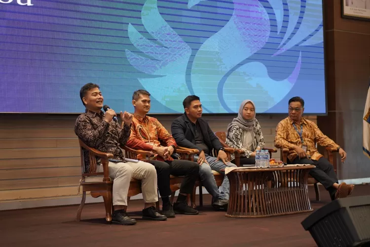 Jawa Pos gelar seminar literasi keuangan guna mengedukasi masyarakat akan pentingnya pemahaman keuangan, yang diikuti ratusan ASN dan pegiat UMKM asal Depok, di Balaikota Depok, Kamis (23/11).