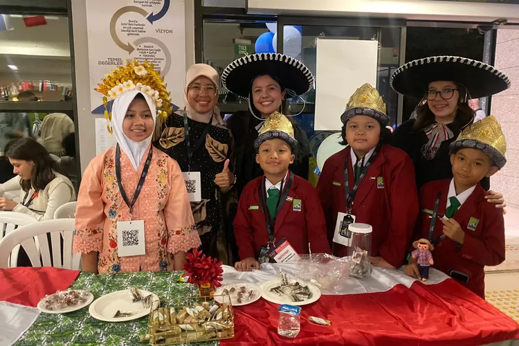  Adzkiya Tsabita Kirani Afanta (kiri) bersama teman - temannya saat di Turki (Indra Siregar)